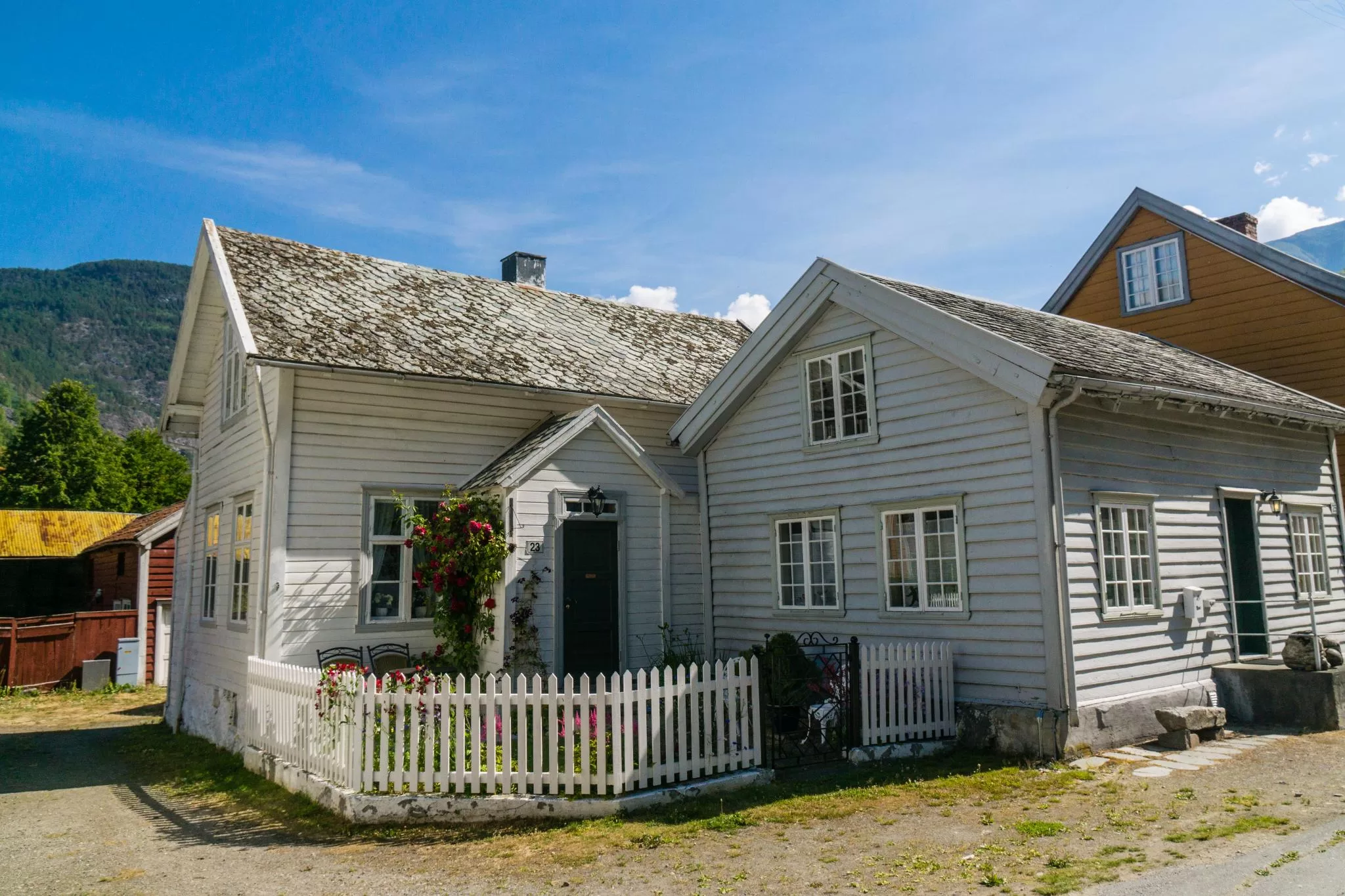 旅行足跡| 【北歐景點】Lærdalsøyri 世遺松恩峽灣萊達爾小鎮的仲夏風景